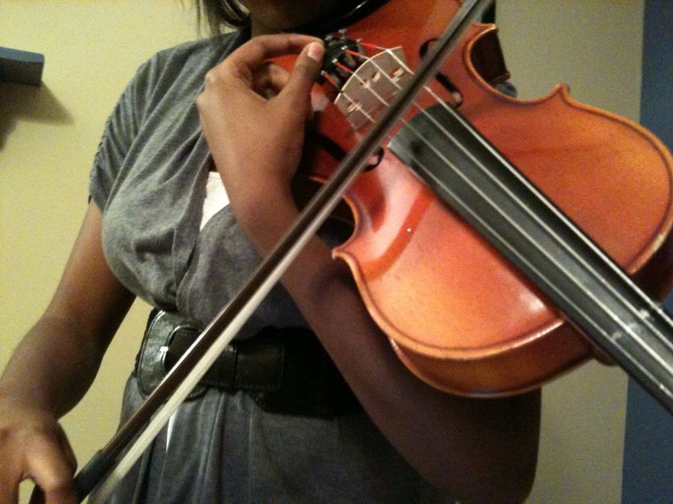 Next you want to tune your instrument so you get the right sound. You can tune using the pegs or the four nobs(fine tuners) at the bottom of the instrument.