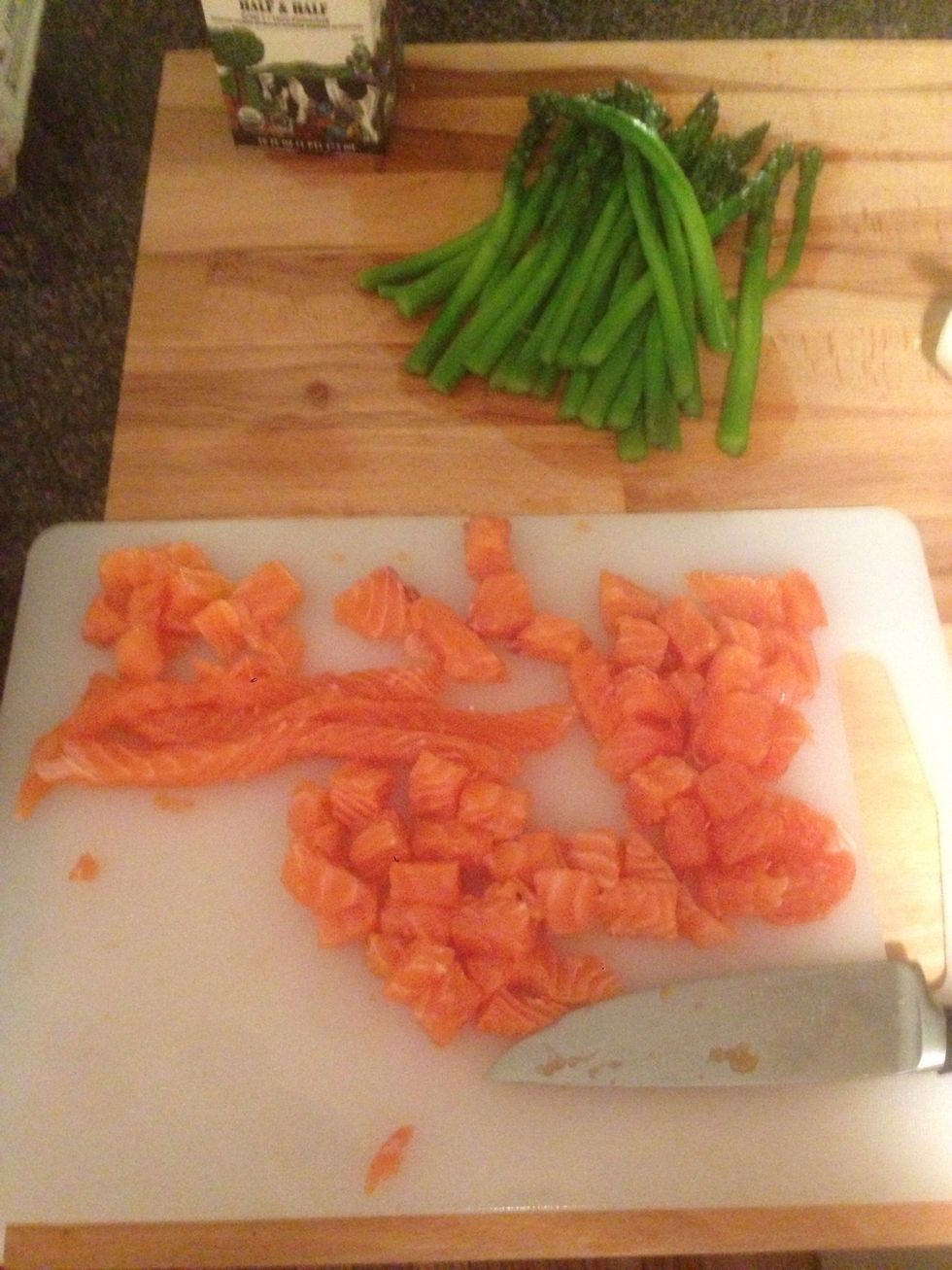 Niiiiiice cubes ! But keep some long and thin pieces for decoration. If you have thin left over, do some sashimi with soy sauce for your friend while they are waiting :-)