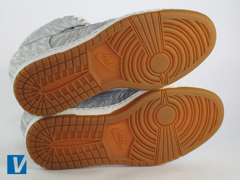 Nike Dunk Sky Hi sole patterns are distinctive, always make sure they are high quality and not worn out if the shoes are new.