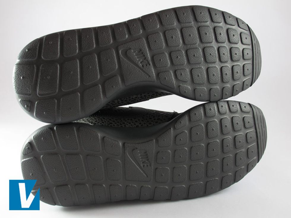 Nike Rosherun soles patterns are distinctive, always make sure they are high quality and not worn out if the shoes are new.