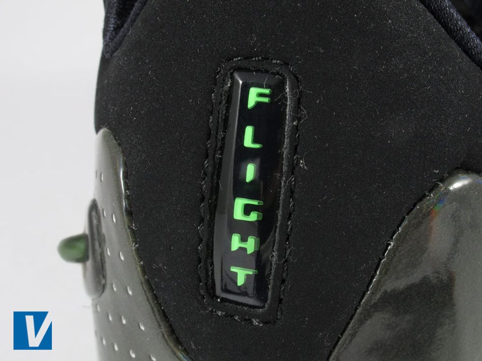 Nike Zoom Hyperflights feature a Flight logo in a clear plastic mould which is stitched into the heel. Check that the Flight word is in 3D and that the plastic moulding itself is not flat.