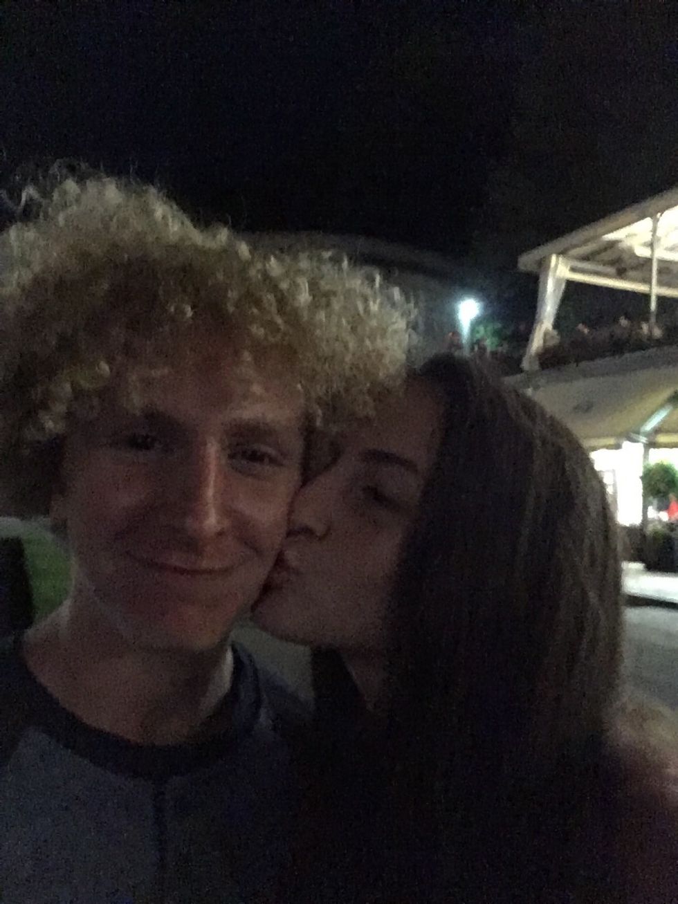 No pelee con su hermano.