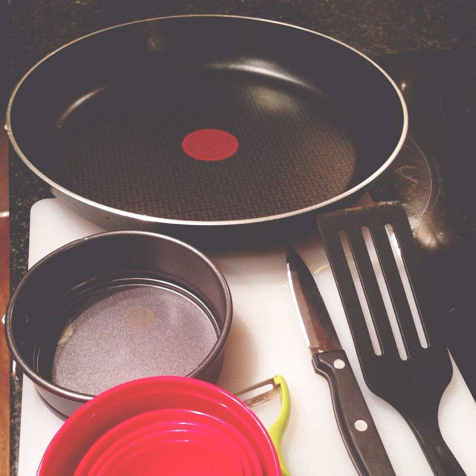 Non-stick pan, tin, spatula, chopping knife, mandoline, chopping board, measuring cups