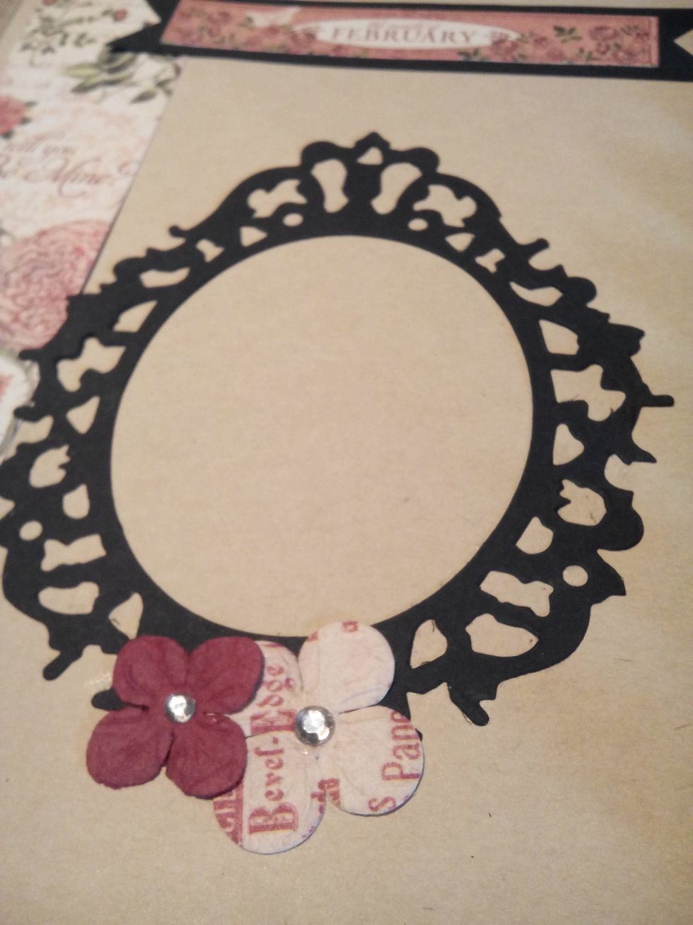 Nos meses pares foi usado um cortante Sizzix - Bigz do Tim Holtz com a refer\u00eancia 658720 "Ornate Frame"