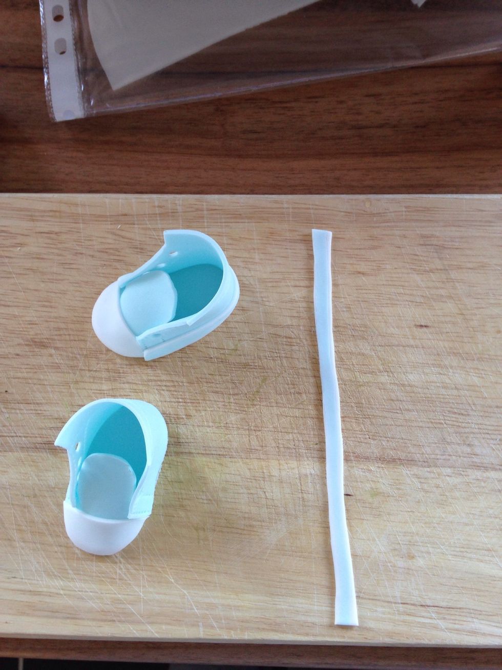 Not a great picture but there is thin blue line running down the middle of that strip which is going to be wrapped round the bottom....