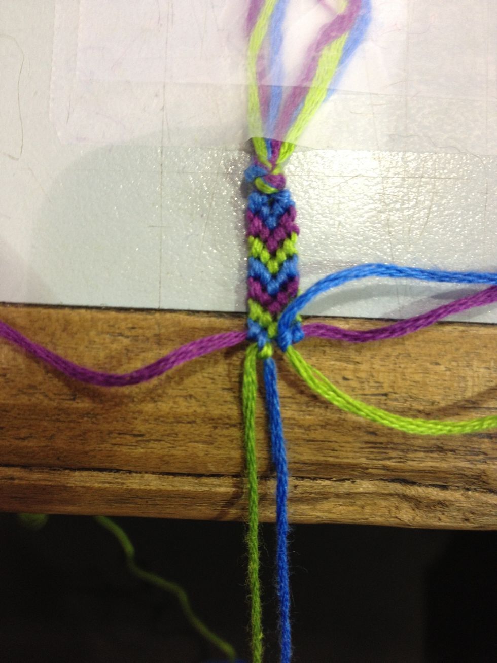 Note how the green is poking through the blue, this shouldn't be. Ok so if this happens to you just pull the string that's poking through tight until the other string fixes itself!