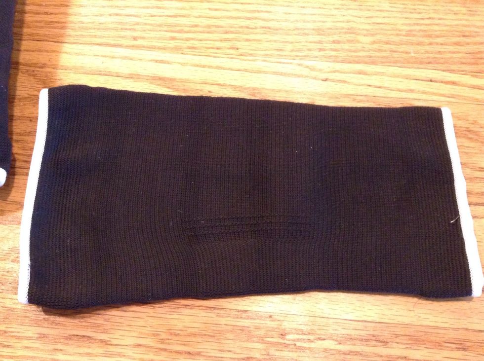 Note that the knee support is wider on one end. This end is wider for your thigh. The smaller end is for your calf.