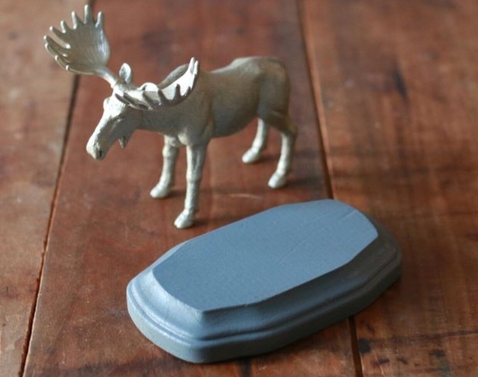 Note: We chose gray for the base so the golden-colored moose would stand out. Use any colors you like, keeping in mind that lighter, brighter shades will contrast when paired with more muted tones.