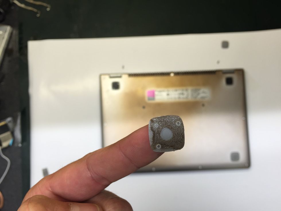 NOTE! When replacing the rubber feet, take note of the orietation of the dots and make sure to line them up on the chassis. If you do not, the feet may come away and get lost.