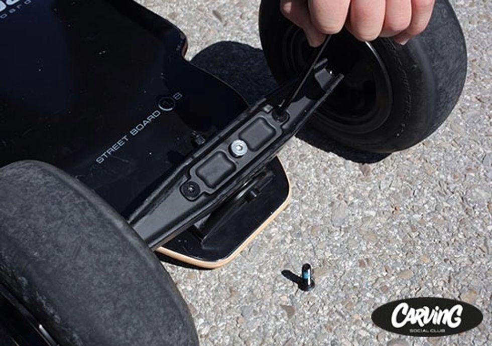 - Notice the silver bolt will then protrude slightly. / - Nota que entonces el tornillo plateado sobresaldr\u00e1 un poco.