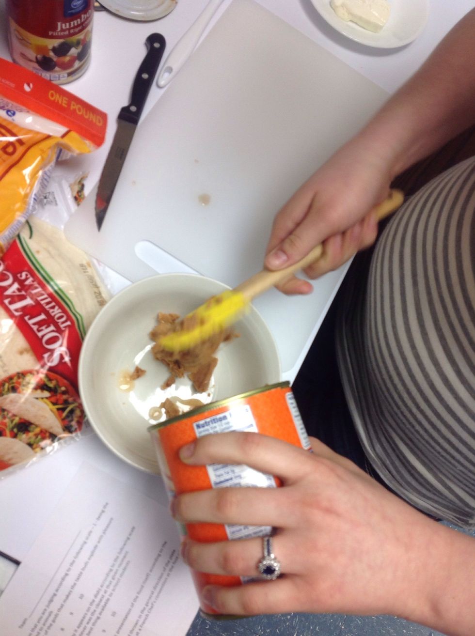 Nous extenderons la crema de queso, la salsa y la carne \u00e0 la tortilla.