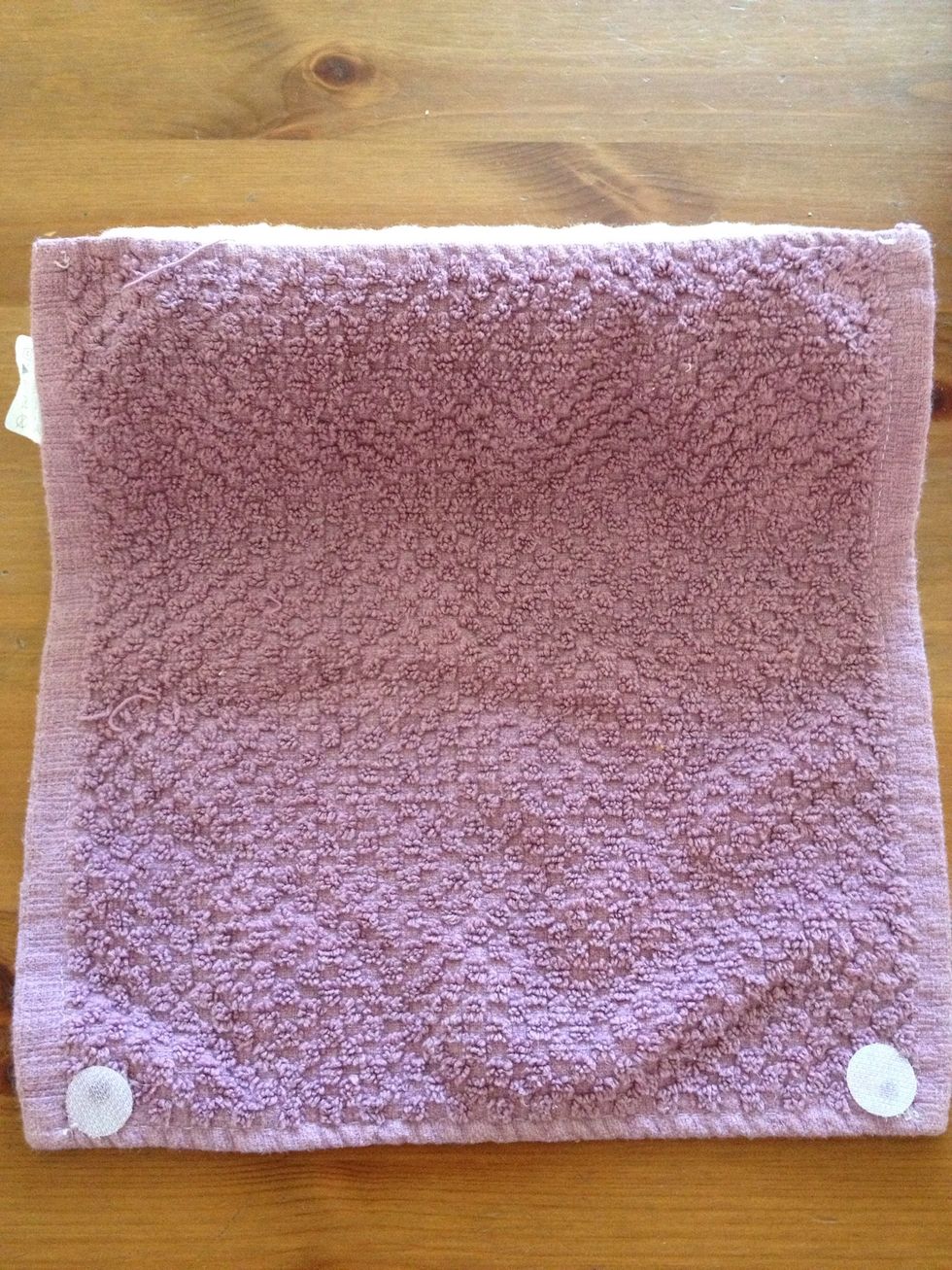 Now add 2 hook fasteners on the other side and opposite edge of the towel