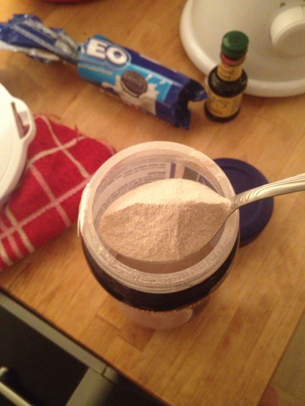 Now add 3-4 table spoons of powdered malt into the blender