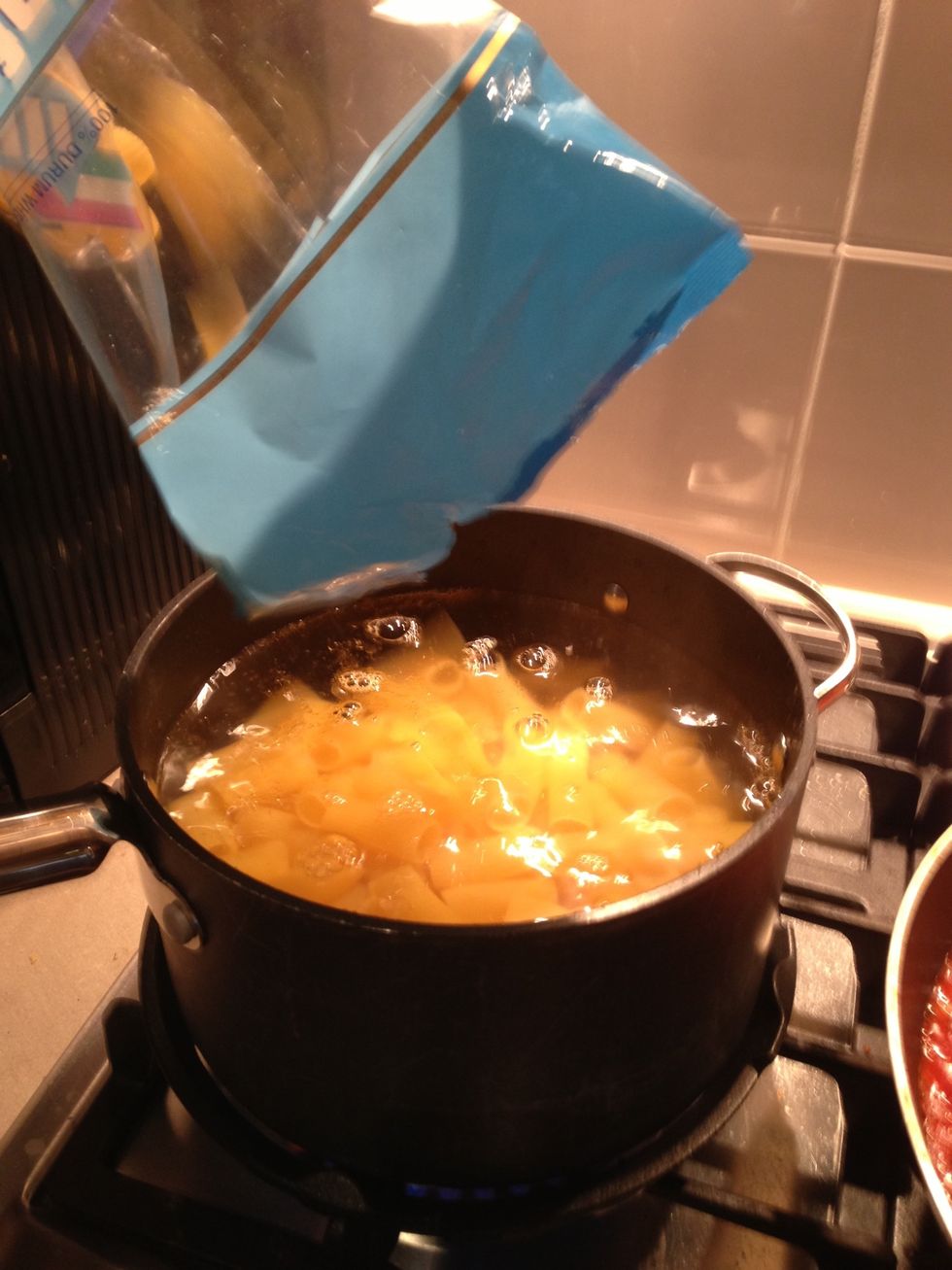 Now add 500g of pasta to the boiling water