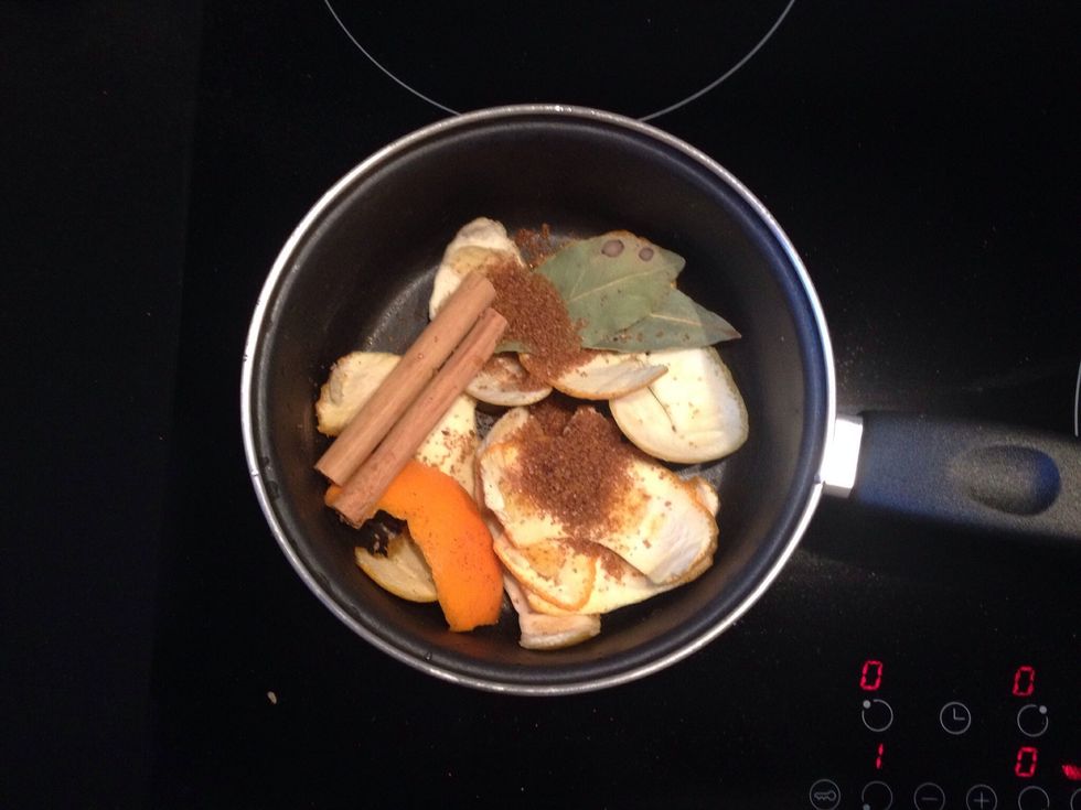 Now, add all the spices to a pot (check step 3 before doing this!) and turn on the "fire" (very low) until you perceive their smell (a really nice smell!).