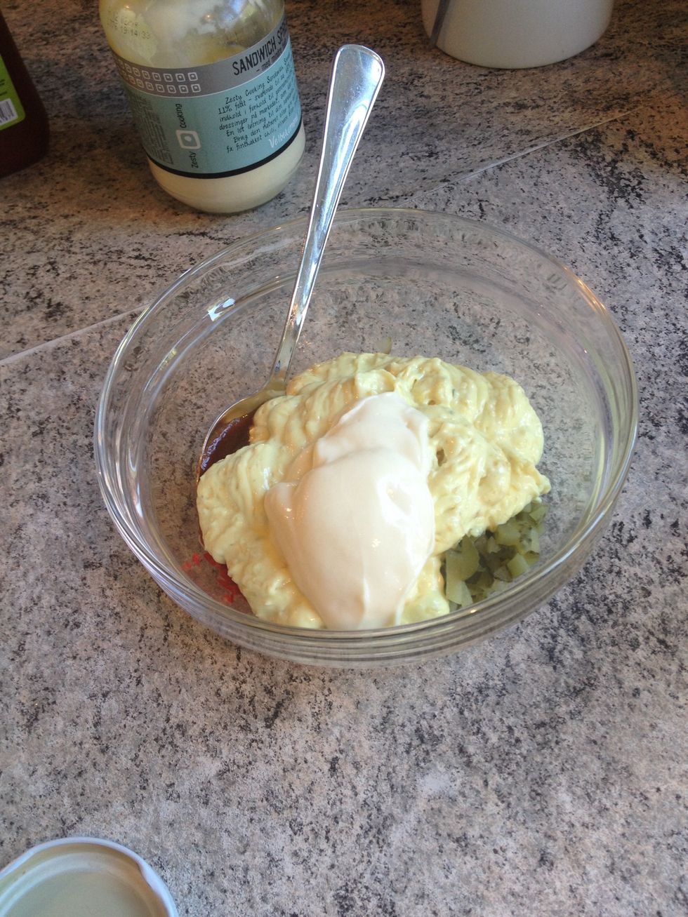 Now add remo and stir it up. If the texture needs to be adjusted, add mayo and/or water.