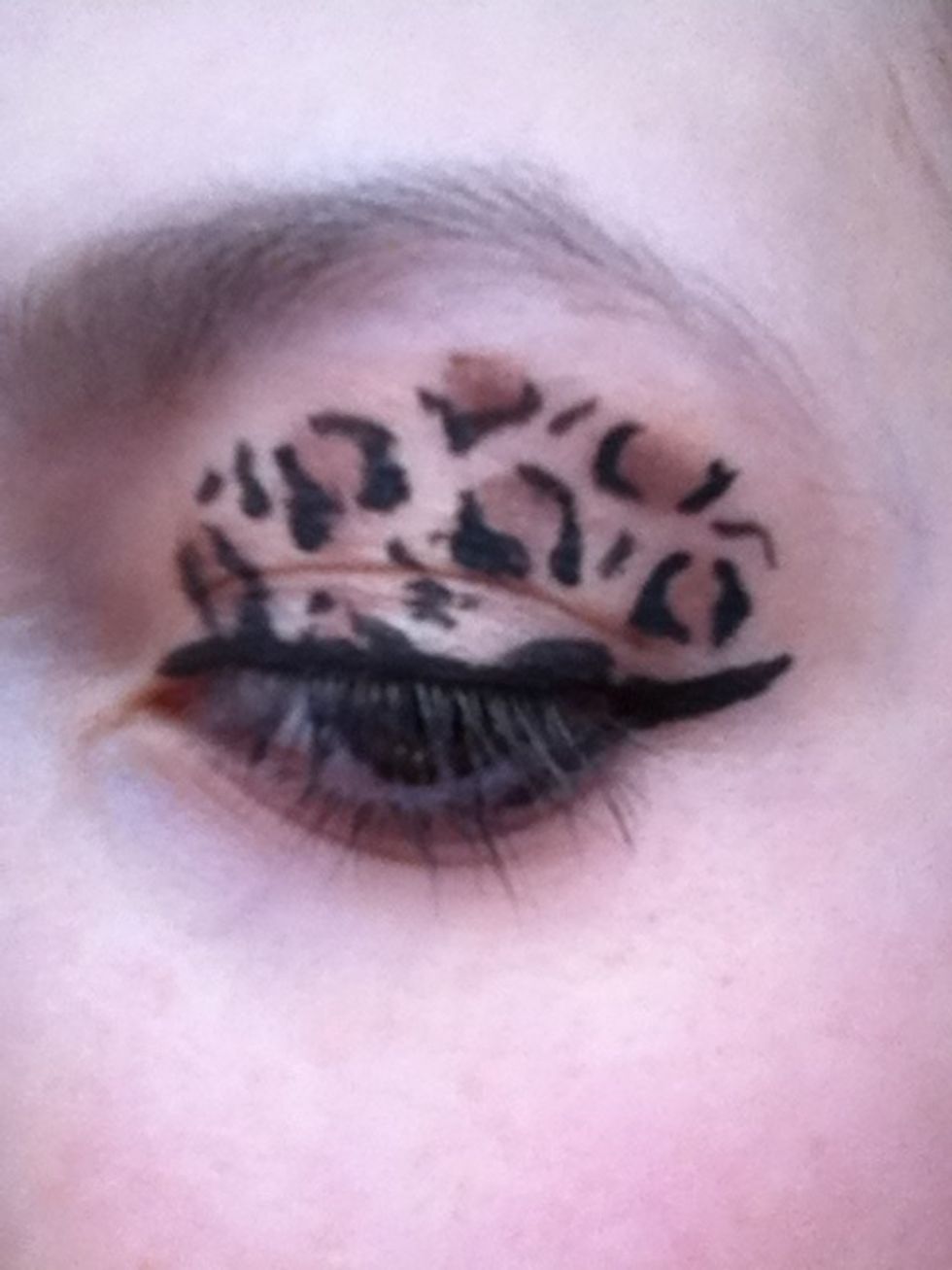 Now add small lines and dots using the black eyeliner to any spaces on your eyelid.