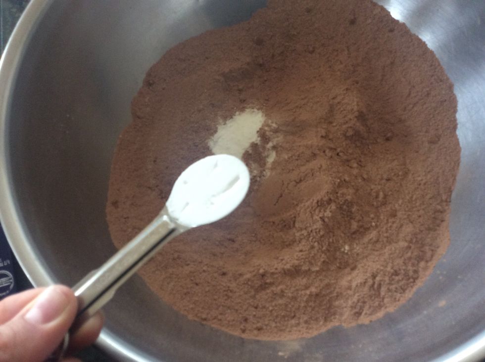 Now add the 2 teaspoons of leveled baking soda.