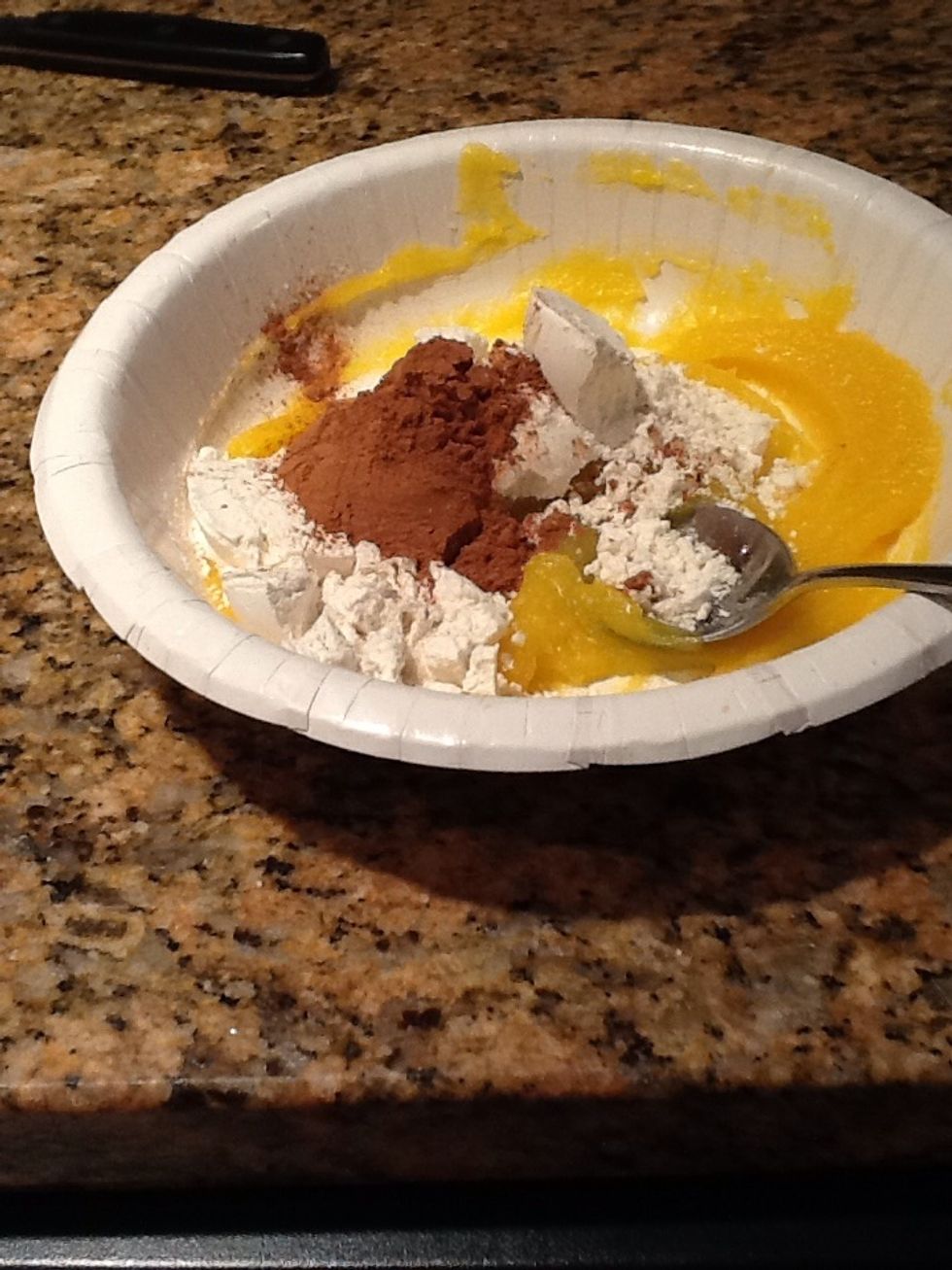 Now add the 4 tablespoons of flour and 1 tablespoon of unsweetened coco powder. And mix it together.