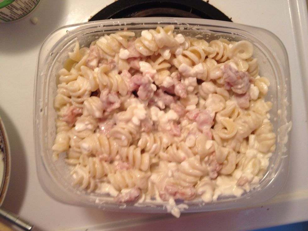 Now add the bacon and it's fat to the already mixed pasta, you should also add some salt to it according to how you like it and mix the whole thing up one more big time.