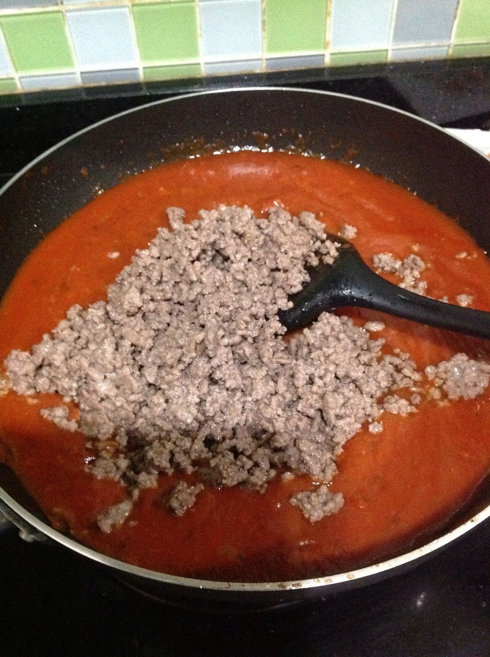 Now add the cooked beef back into the pan.