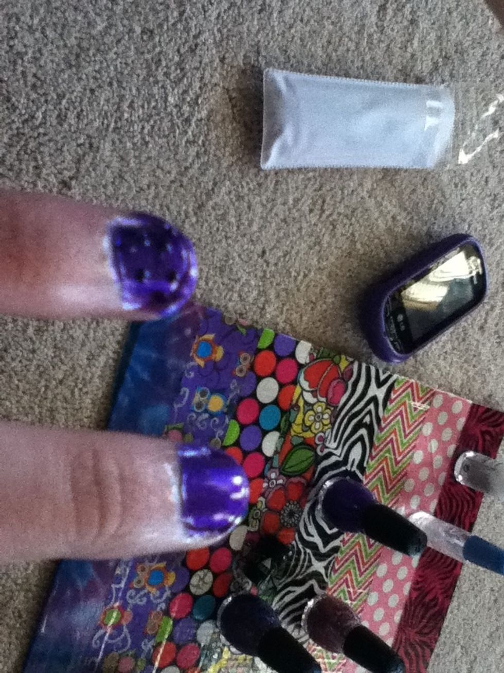 Now add the dots be careful to not make them to thick add these only to one nail