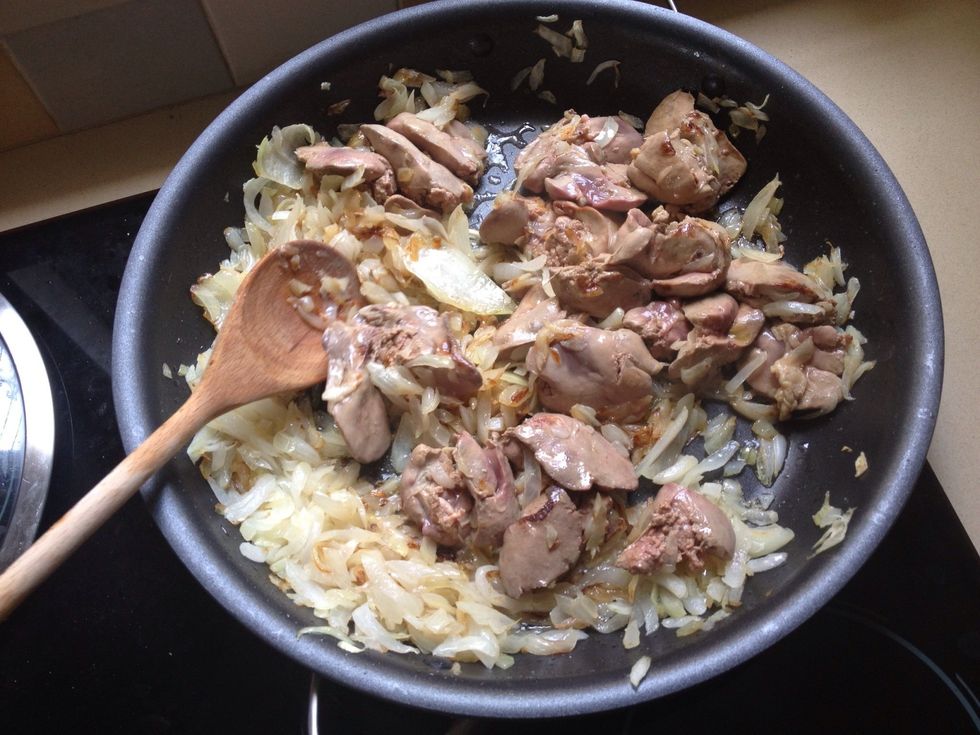 Now add the liver and fry. Try to keep the liver on top of the onion, so it doesn't have too much direct contact with the pan.