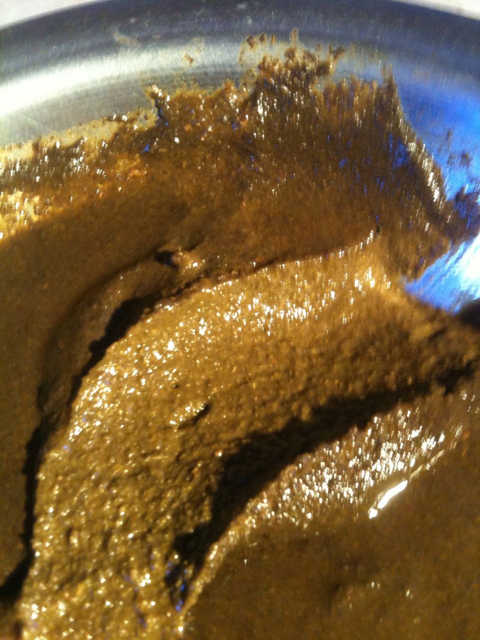 Now after half cured ( the first 12 hours) mix then add your essential oils, mix again, recover for another 12 hours. Keep the henna in a warm place to cure. Keep cool until use. .