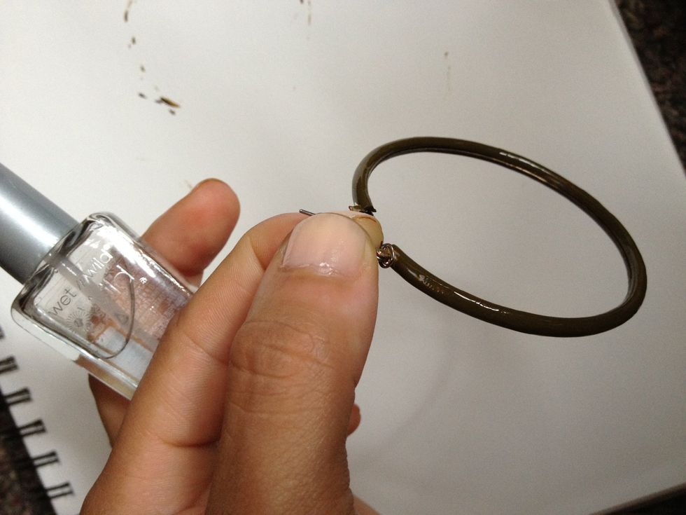 Now apply top coat. This will protect the polish and make it look shiny new.