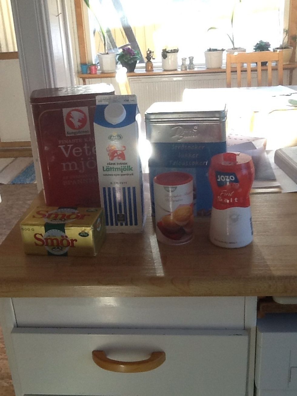 Now are the clock 8:30 and I bake scones Ingredients: 50 grams butter, 4 deciliter wheat flour, 2 deciliter milk, 2 teaspoons baking powder, 2 tablespoons sugar and a pinch of salt.