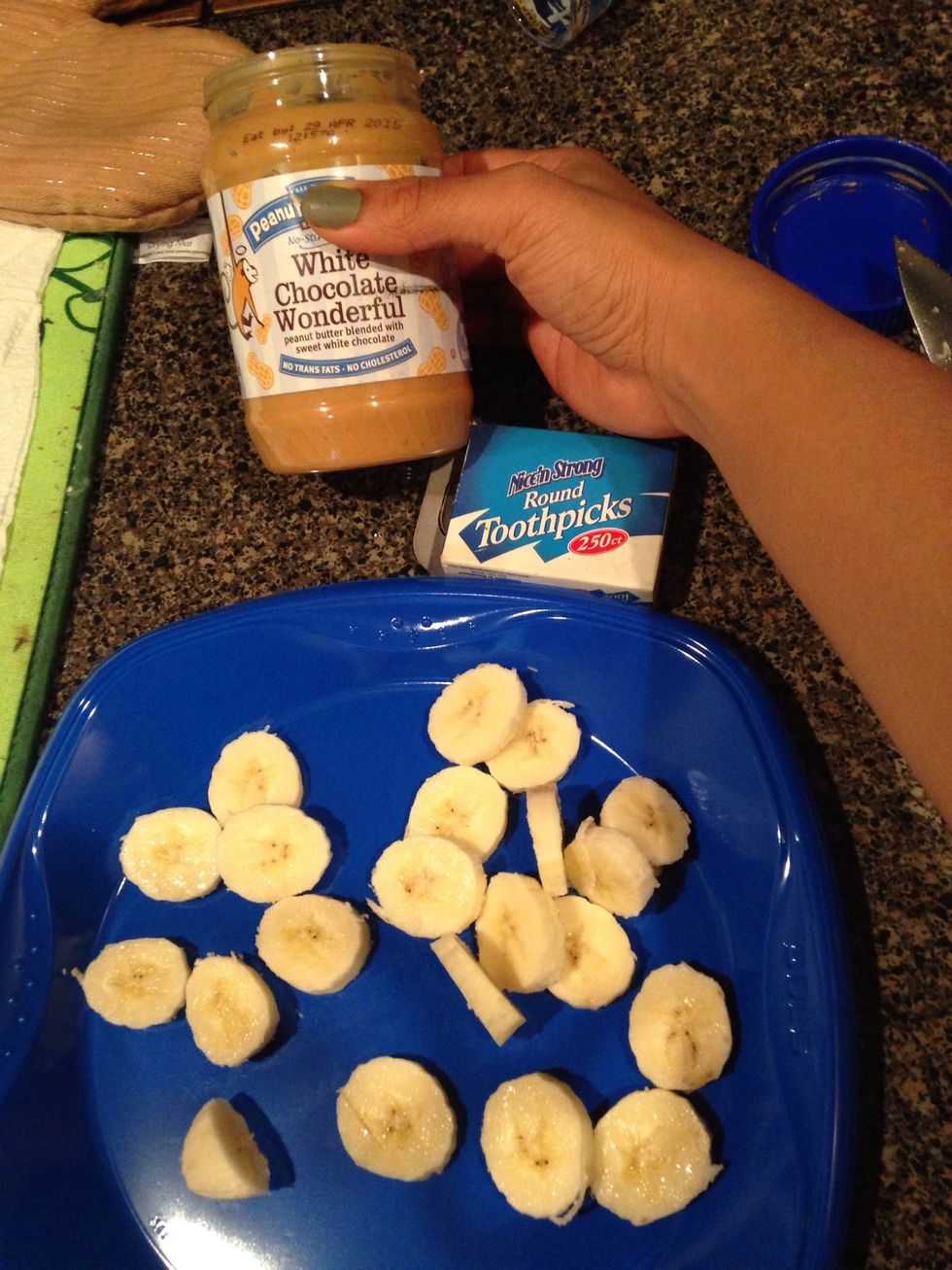 Now, assemble your stuff to make this Banana PB magic happen. Can you sub a different PB? Why, no, no you can't. \ud83d\ude0c Cut your banana in even slices.