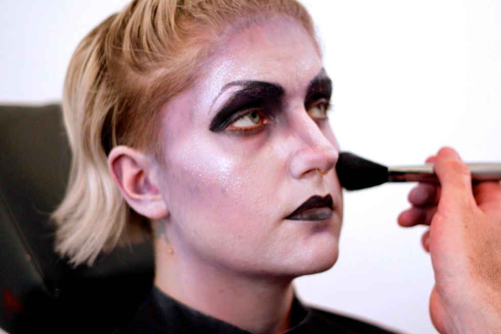 Now brush the cheekbones and tops of the eyebrows with a highlighting powder.