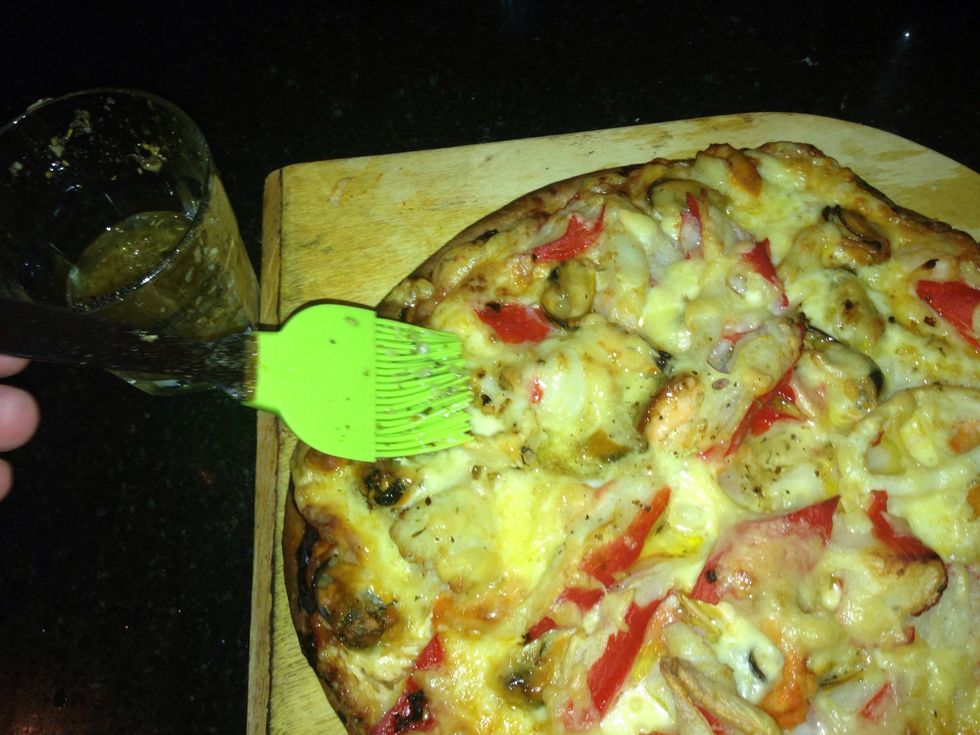 Now brush with the leftover mixture of olive oil and lemon and let it sit for 2 min