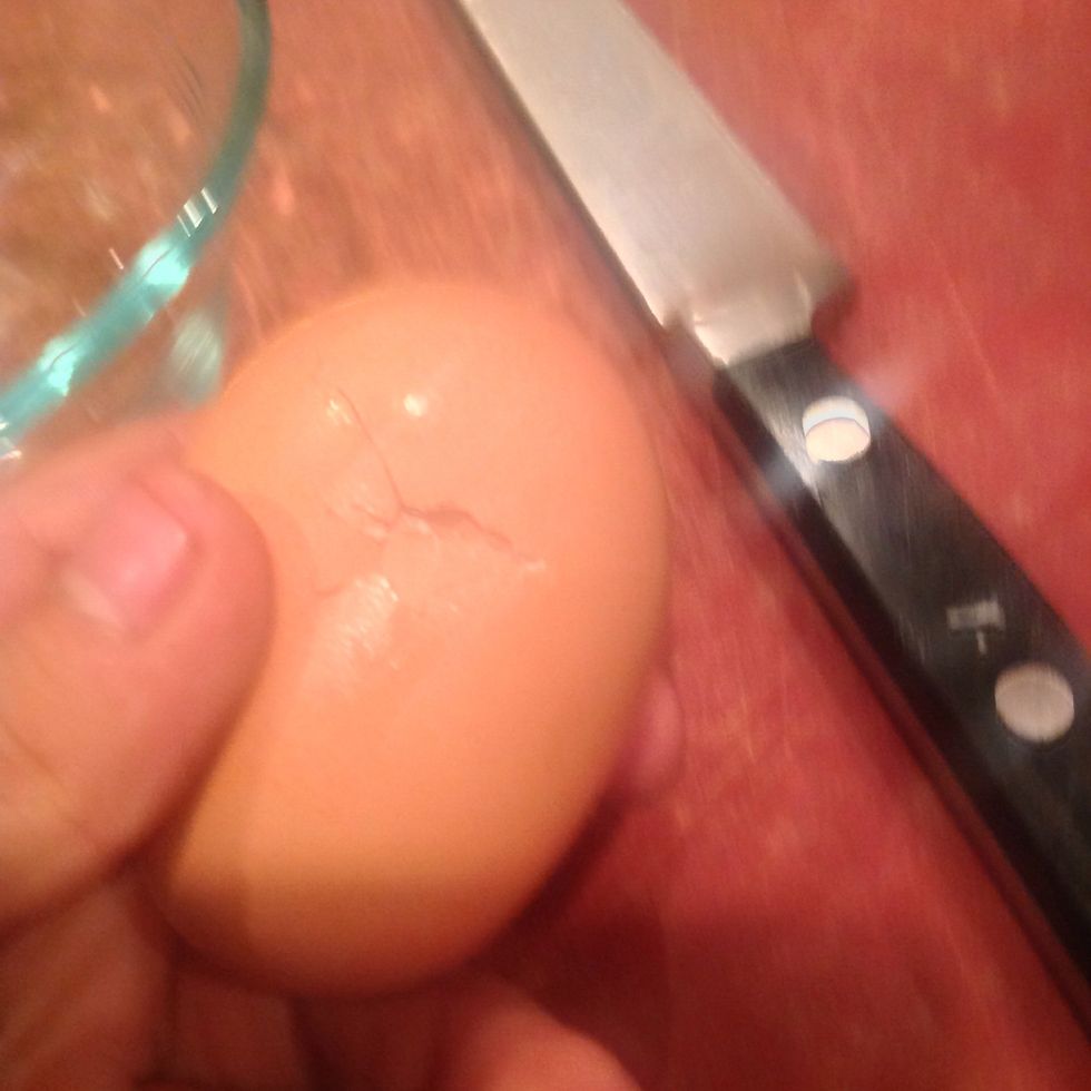 Now crack an eggs as perfectly as possible in the middle.