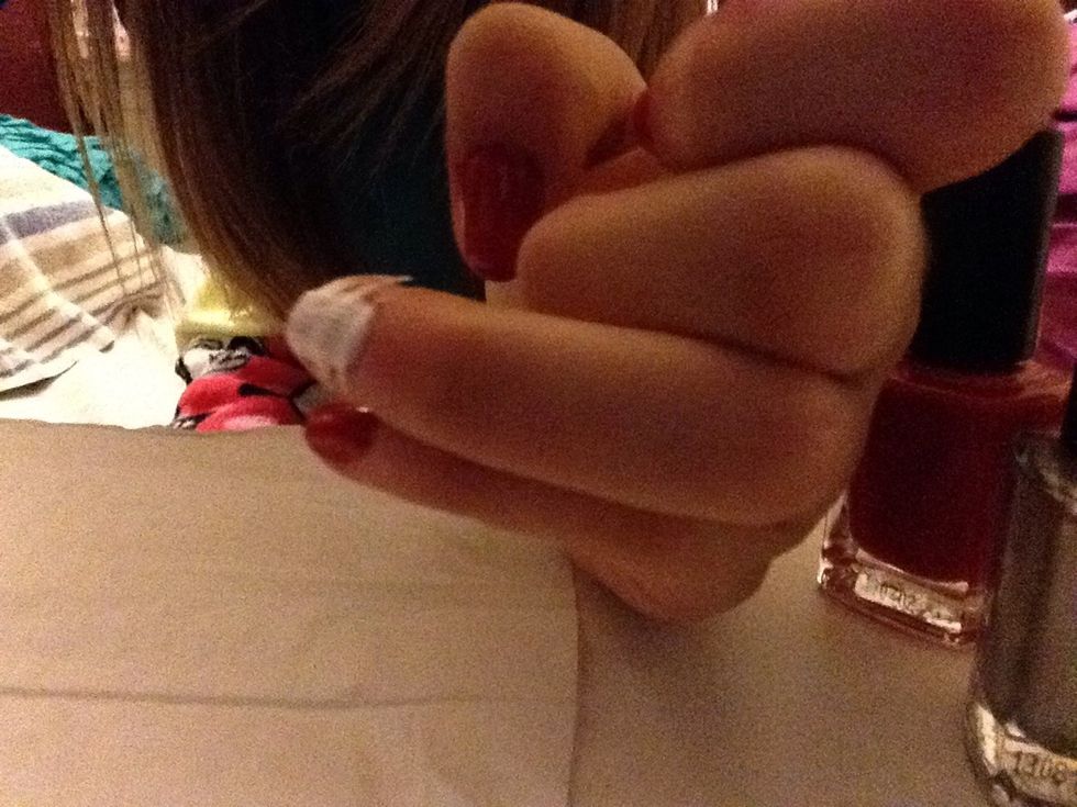 Now cut 6 tape strips like the ones above and place 3 per ring finger diagonally like above.