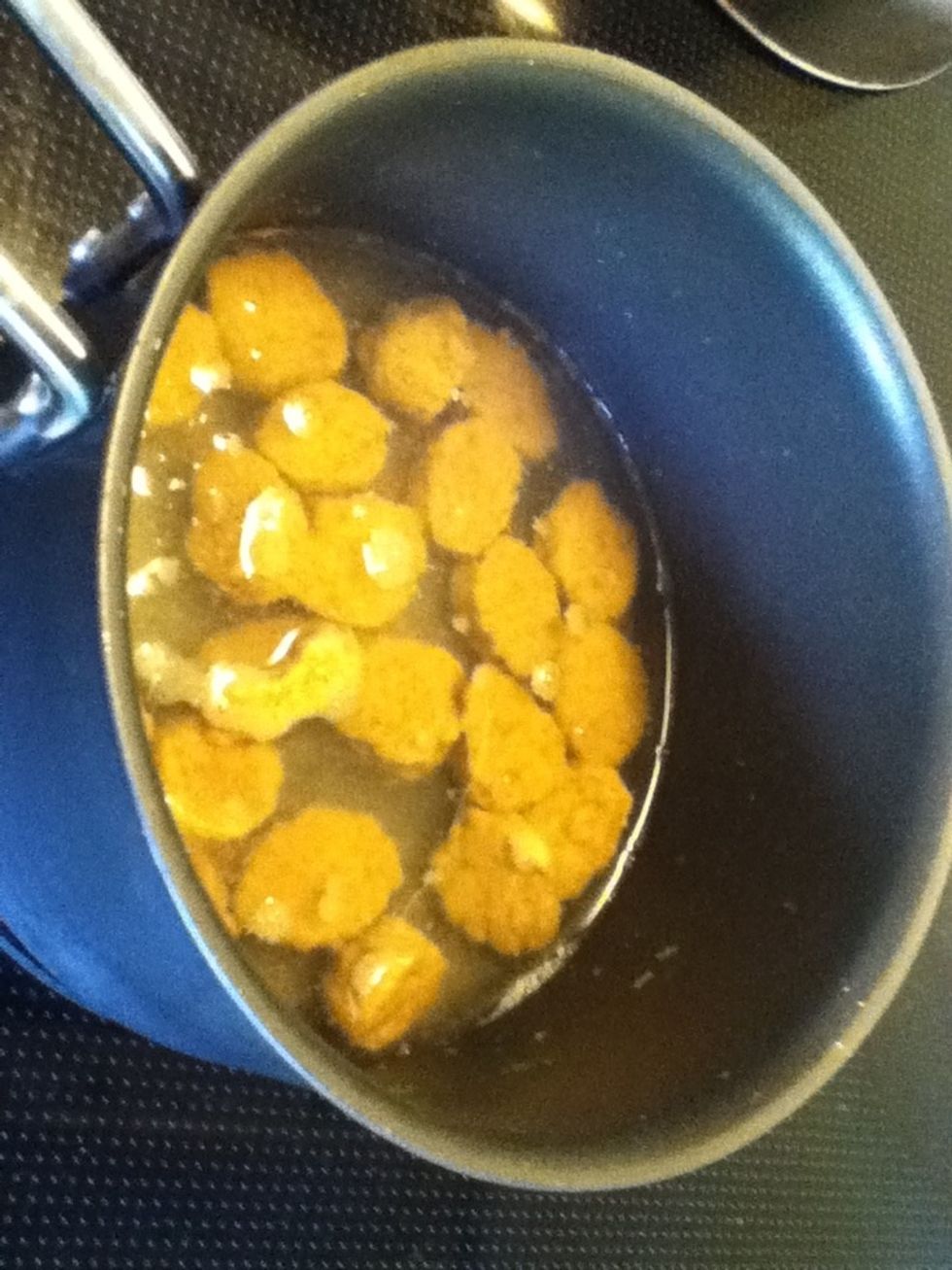 Now cut it into pieces, two large buns, or make it into a sausage (you decide) and boil it in water for halv an hour or one hour depending on size of your seitan-dough.