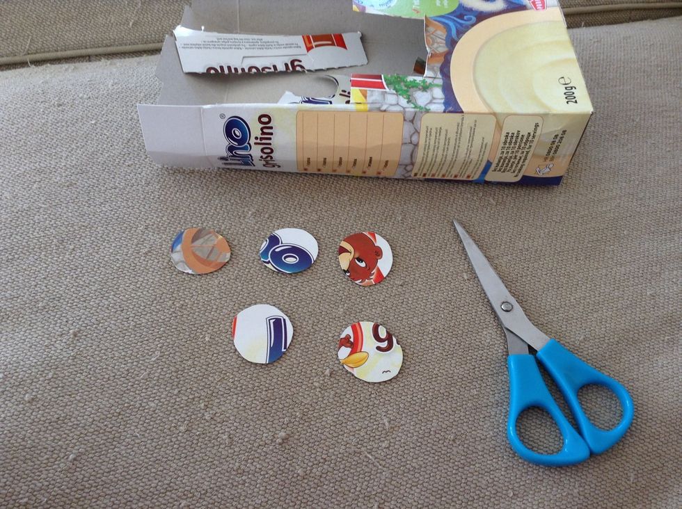 Now cut out circles in the size of a big coin. Make sure that all of them are pretty much the same size. You can make as many of them as you like. I chose to make 5.