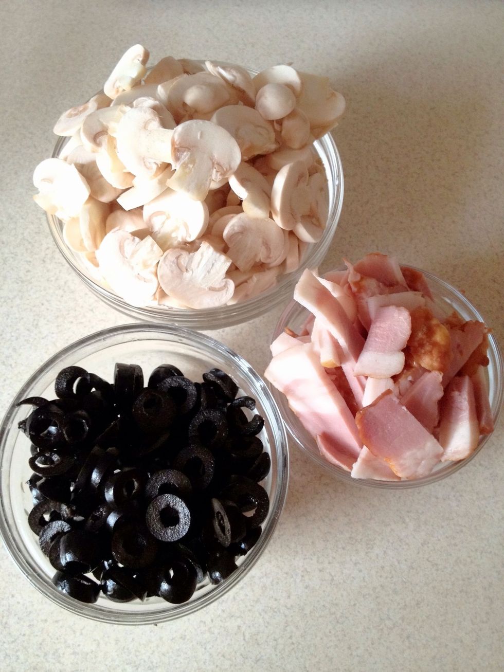 Now cut the mushrooms, olives, meat and/or bacon for the filling.