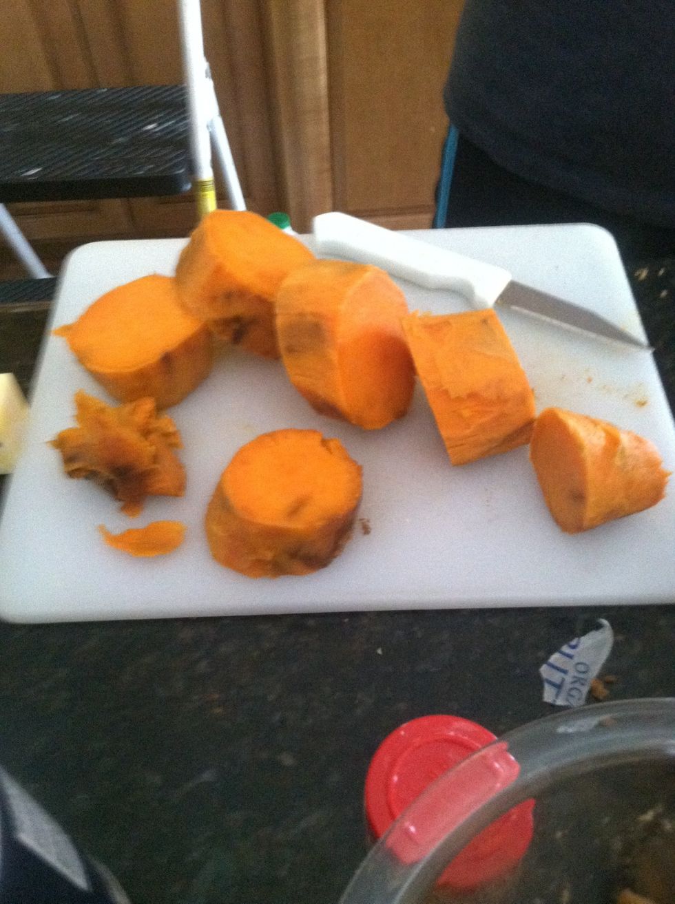 Now cut the potatoes in circles.