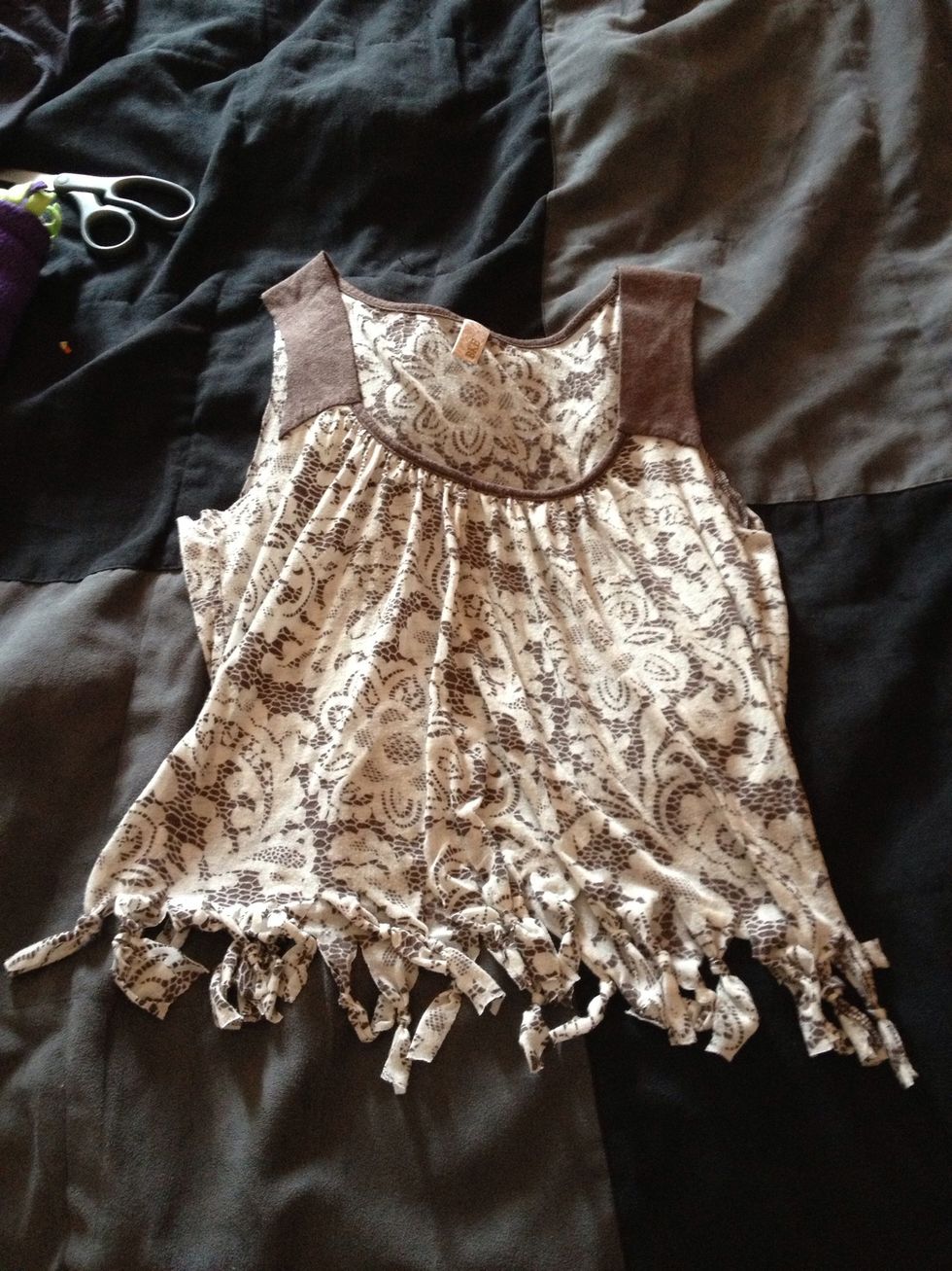 Now cut your sleeves! This puts your look together! It gives it a summer look!