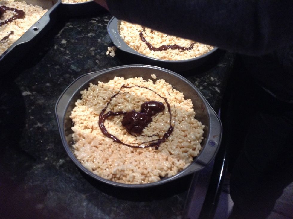 Now dresle your melted chocolate on the rice crispys