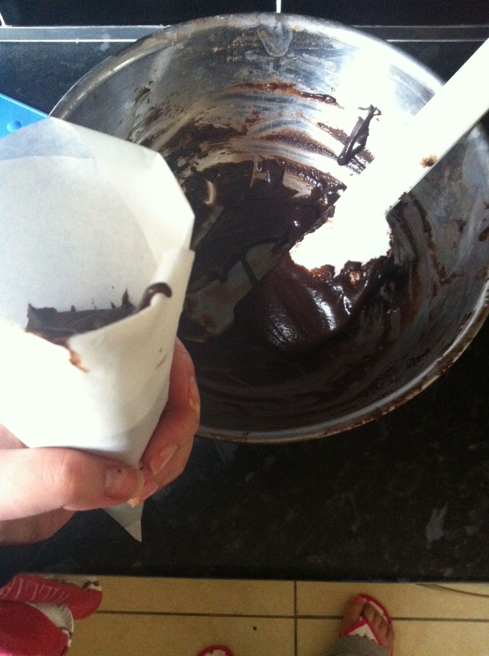 Now fill the piping bag with chocolicious :d then snip off a TINY bit at the tip of bag