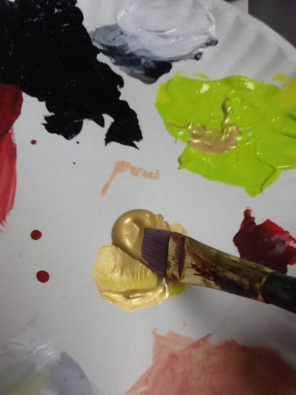 Now for some shiny gold. I use Chroma Molten Medals Metalic Acrylic paint, Dorado Gold. But you can use any metallic paint.