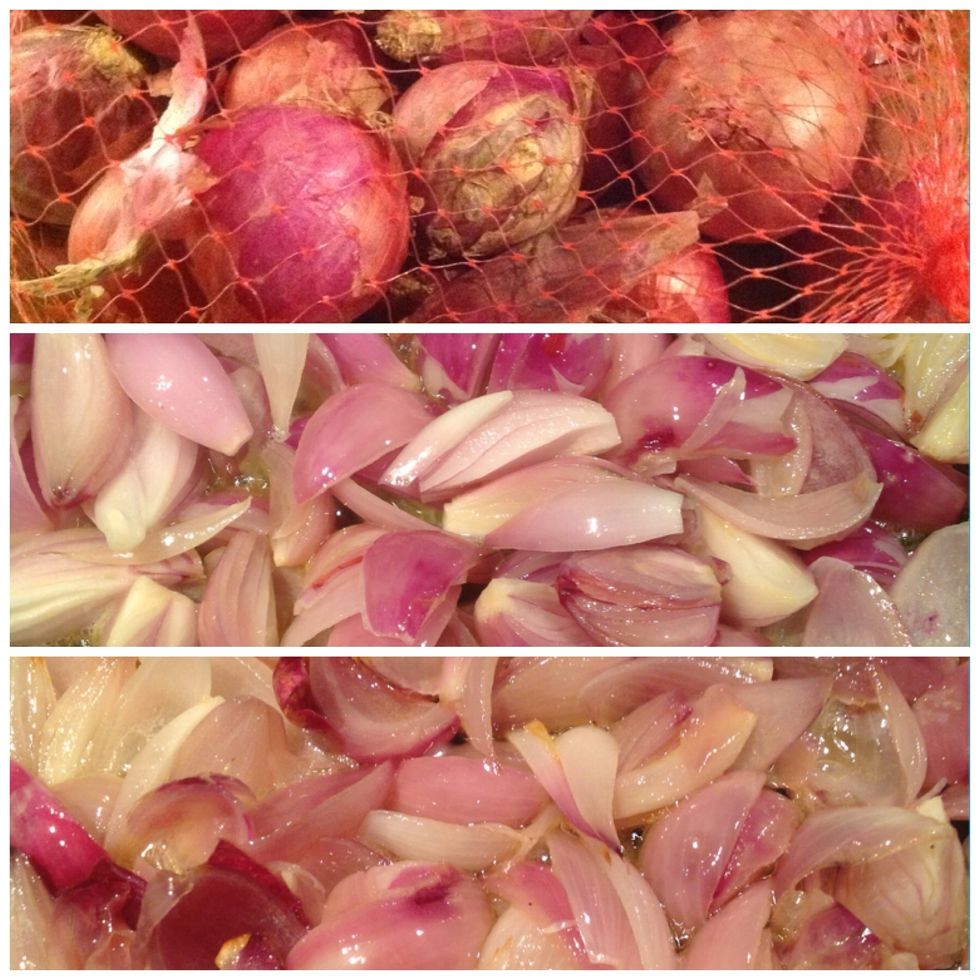 Now, for the caramelized onions, put some small little red onions (oca\u00f1eras) with butter on a low fire, for 40 min