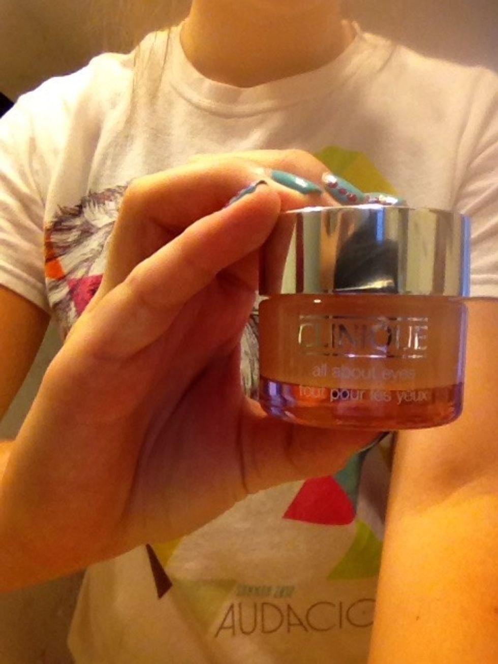 Now for the eyes!\ud83d\udc40take your primer and apply it to the lid of your eyes