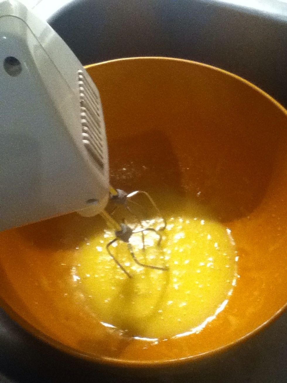 Now for the wet ingredient... Mix 1egg and 50g of melted butter in a new ball.