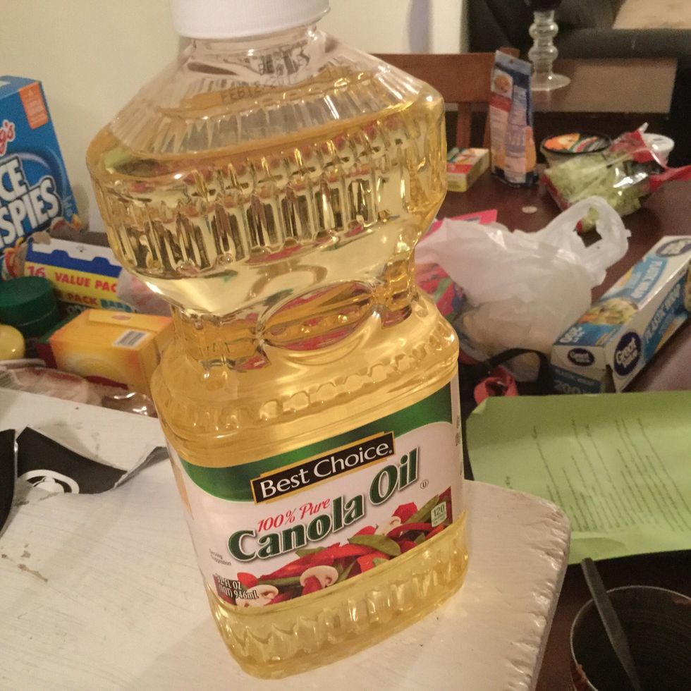 Now heat up sum oil to prepare to make tortilla chips