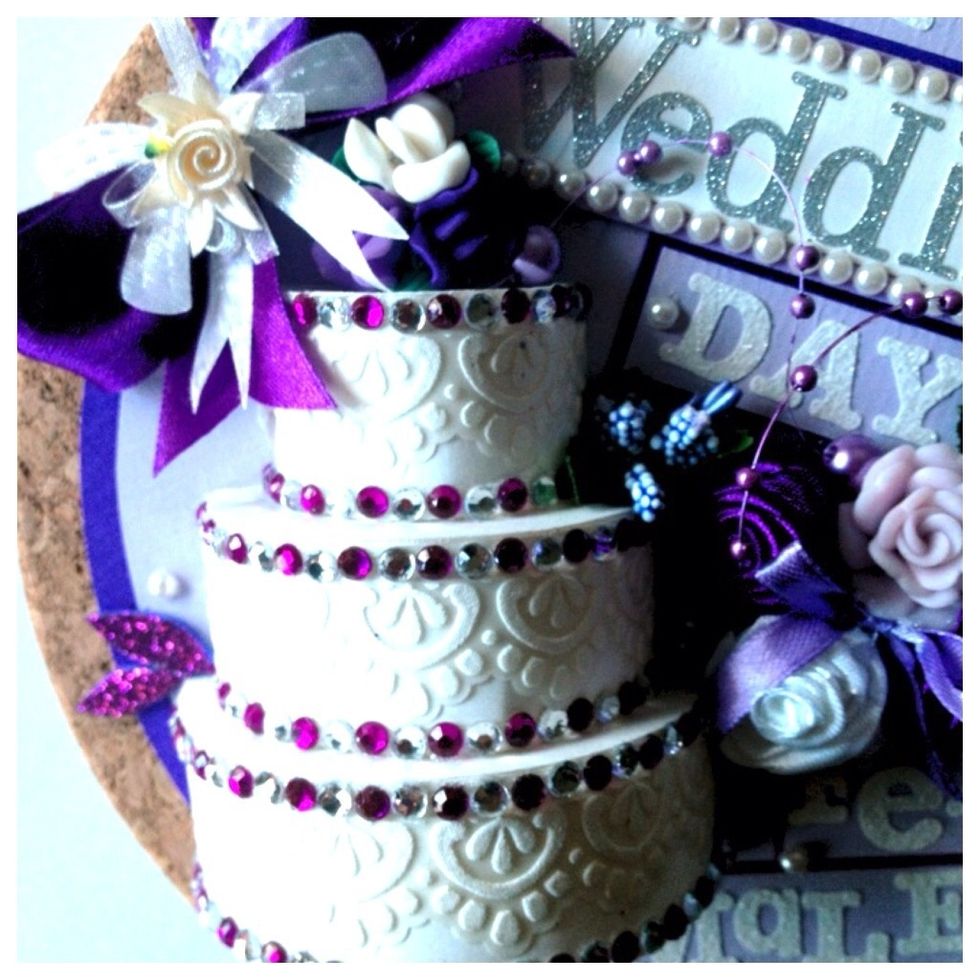 Now here's the cake. You can put anything that you like. Flowers, ribbons, etc.