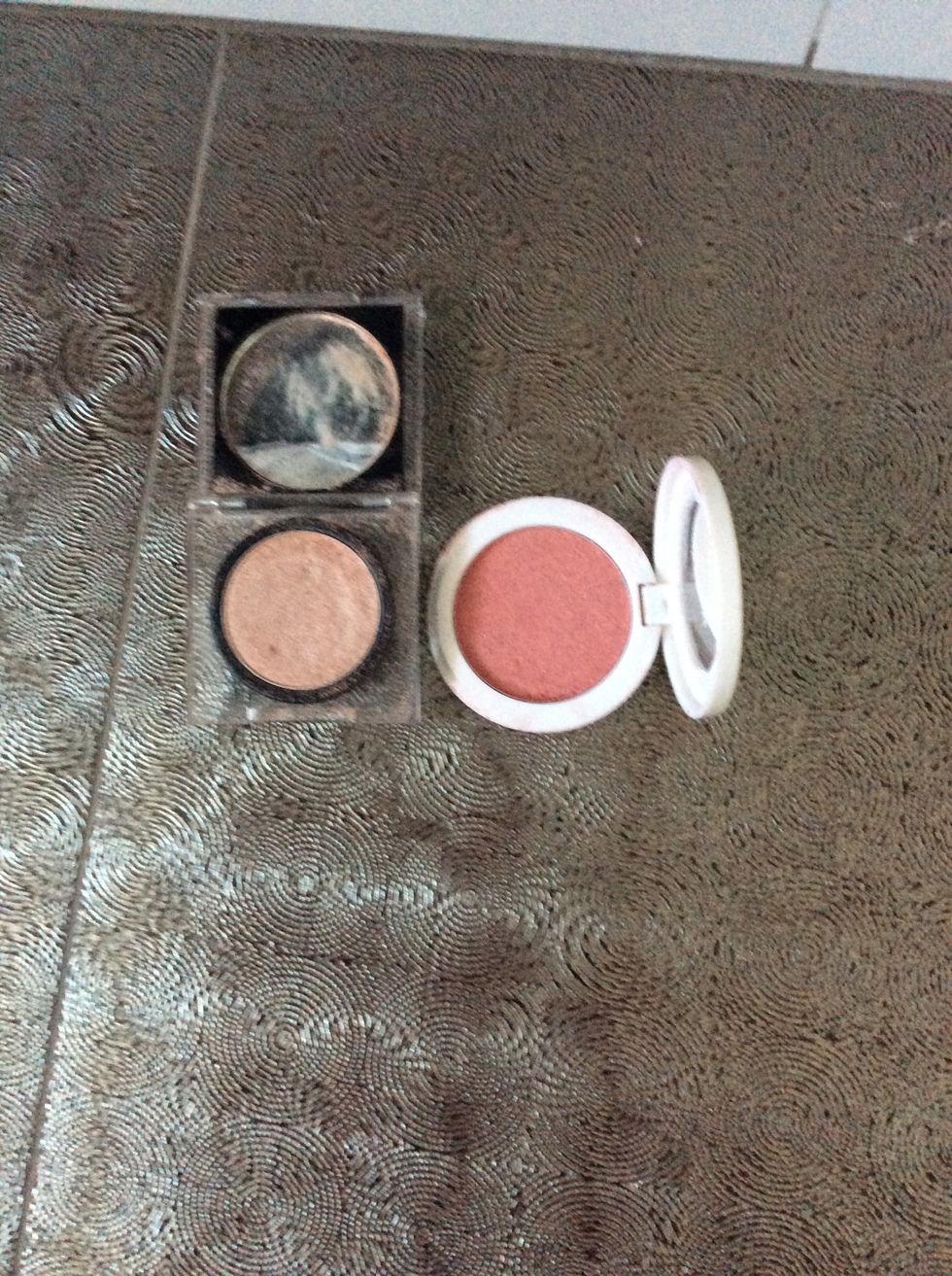 Now I'm going to mix this pink,  this glittery peach colour and a matte peach colour on my eye lids.