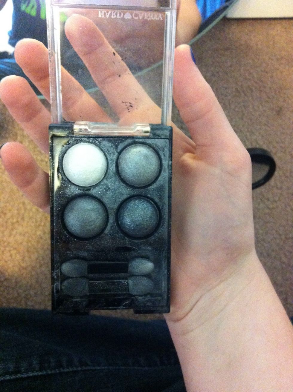 Now I'm gonna use the silver right next to the white. It's a very metallic color, and also very sparkly! I'm placing this on the inner half of my eyelid.